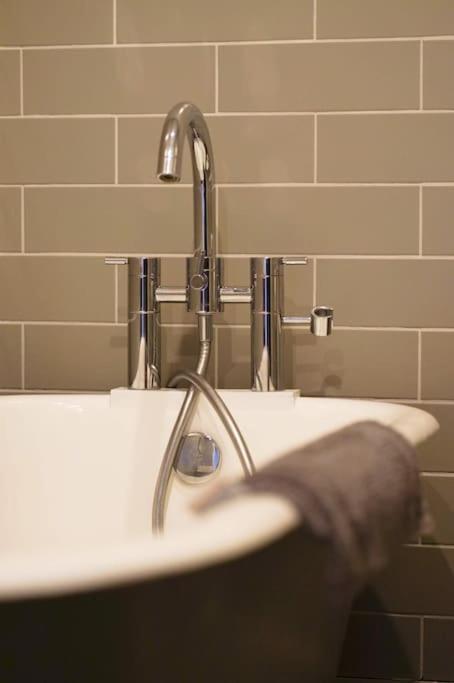 Paskins, Cowes - Sleeps 4 - 2 Bed - 2 Bath - Central Location Екстериор снимка