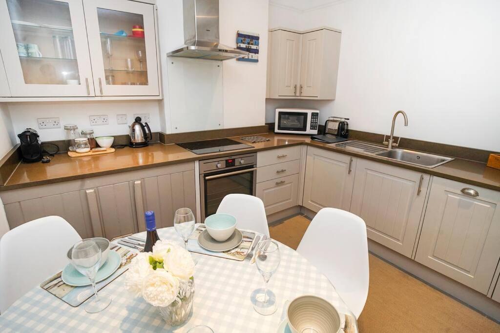 Paskins, Cowes - Sleeps 4 - 2 Bed - 2 Bath - Central Location Екстериор снимка