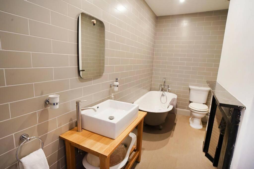 Paskins, Cowes - Sleeps 4 - 2 Bed - 2 Bath - Central Location Екстериор снимка