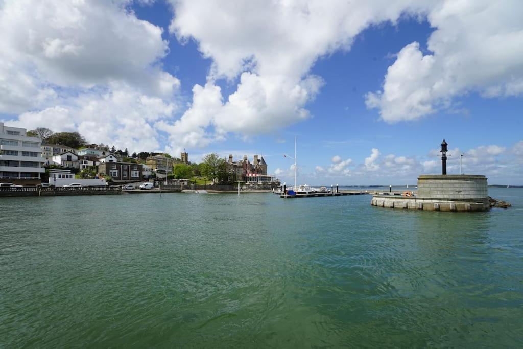 Paskins, Cowes - Sleeps 4 - 2 Bed - 2 Bath - Central Location Екстериор снимка