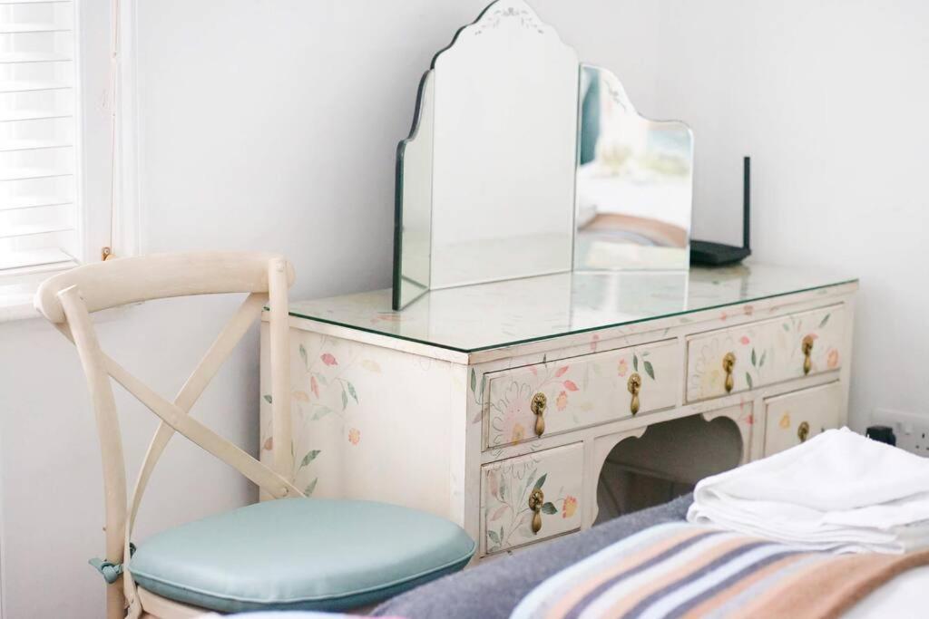 Paskins, Cowes - Sleeps 4 - 2 Bed - 2 Bath - Central Location Екстериор снимка
